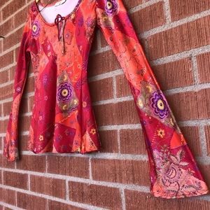 Early 2000s slightly bell sleeved peasant top